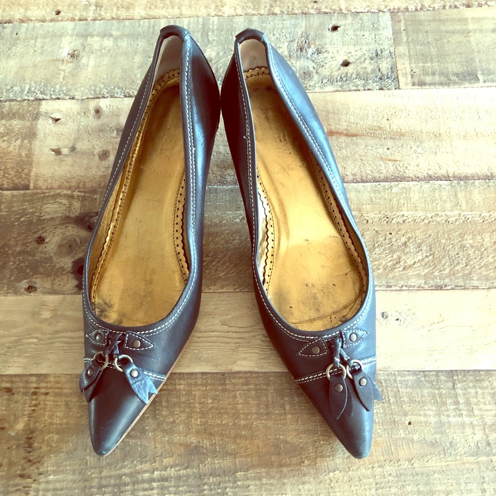 Black pointy dress shoe
